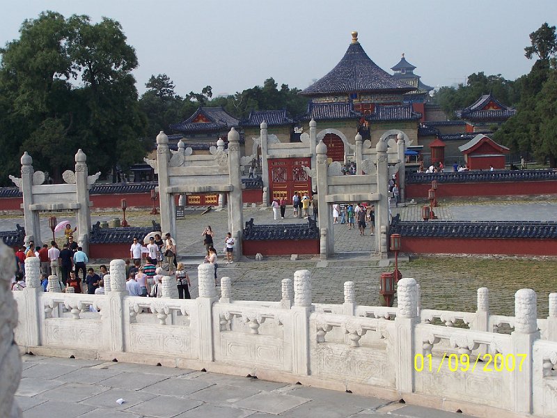 100_3149.JPG - Arel Chrmu nebeskho pokoja, kde nski cisri prinali obete. ***** Inside of the Temple of Heaven, where the Chinese emperors used to worship.