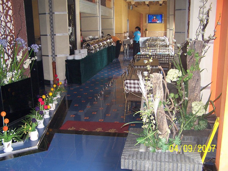 100_3342.JPG - Nech sa pi na raajky! - kaviare Motela 168 v Tinane, kam sme sa presunuli z Pekingu. ***** Welcome to the breakfast! - canteen of the Motel 168 in Jinan, where we moved from Beijing.