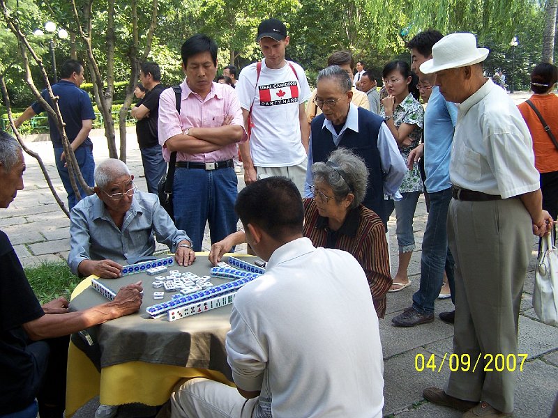 100_3358.JPG - Alebo mte chu na domino? - Dchodcovia v tinanskom parku vodnch prameov Baotu. ***** Or do you prefer dominoes? - Pensioners in the Jinan's Baotu Springs Park.