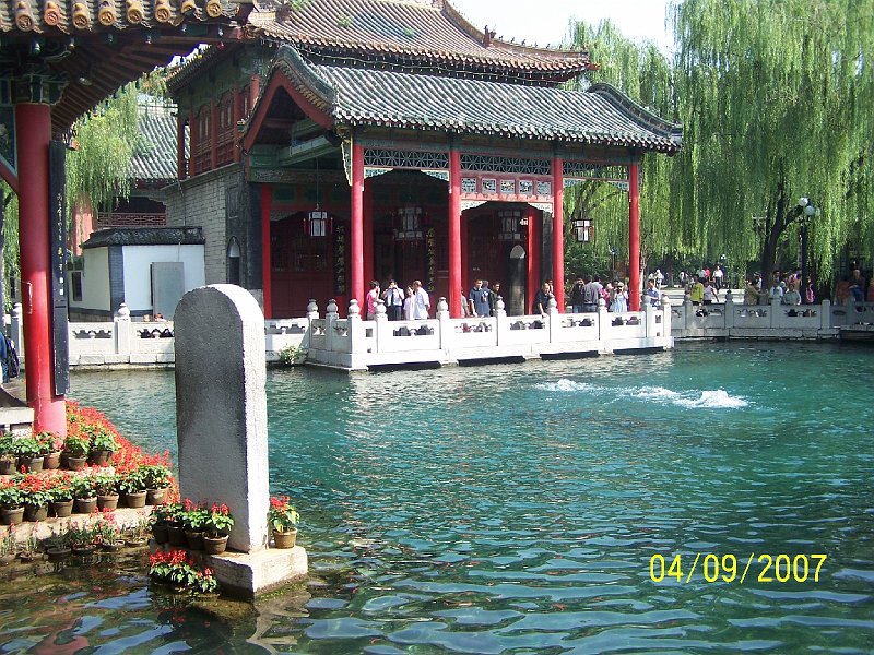 100_3361.JPG - Jeden zo 72 prrodnch prameov vody v Tinane. ***** One of 72 natural water springs in Jinan.