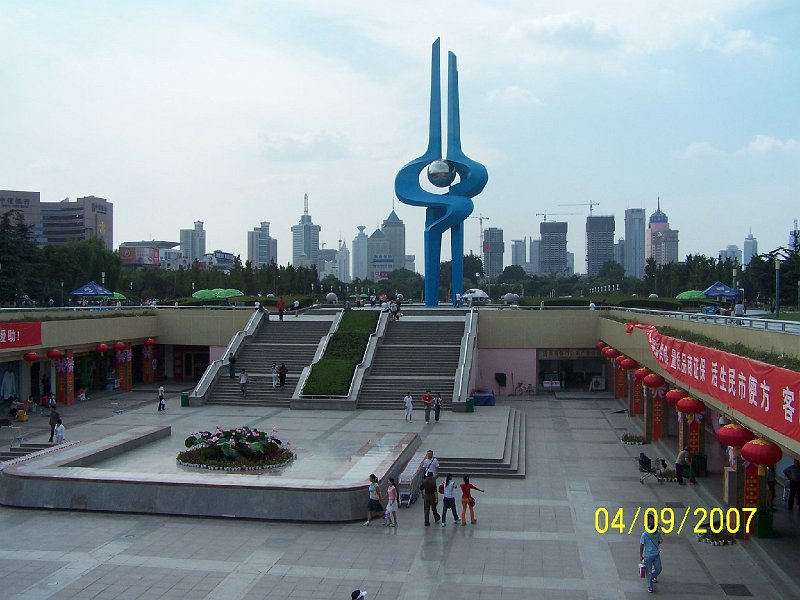 100_3389.JPG - Centrlne nmestia nskych vekomiest s rozahl ako aj toto v Tinane. ***** Central squares of Chinese cities are large like this one in Jinan.