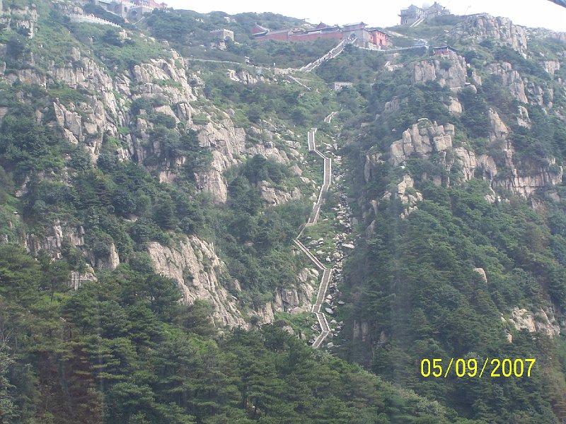 100_3474.JPG - Schody vedce do neba - foten z lanovky na ceste dolu. ***** Stairs leading to the heaven - picture taken from the cable car on the route down.
