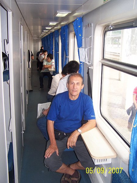 100_3508.JPG - Vraciame sa z Tajanu do Tinanu - krtka (hodinov) jazda vo vozni druhej triedy (leadlov kup s dverami vavo). ***** We are coming back from Tai'an to Jinan - short (1 hour) journey in a 2nd class wagon (couchette compartments with doors on the left).