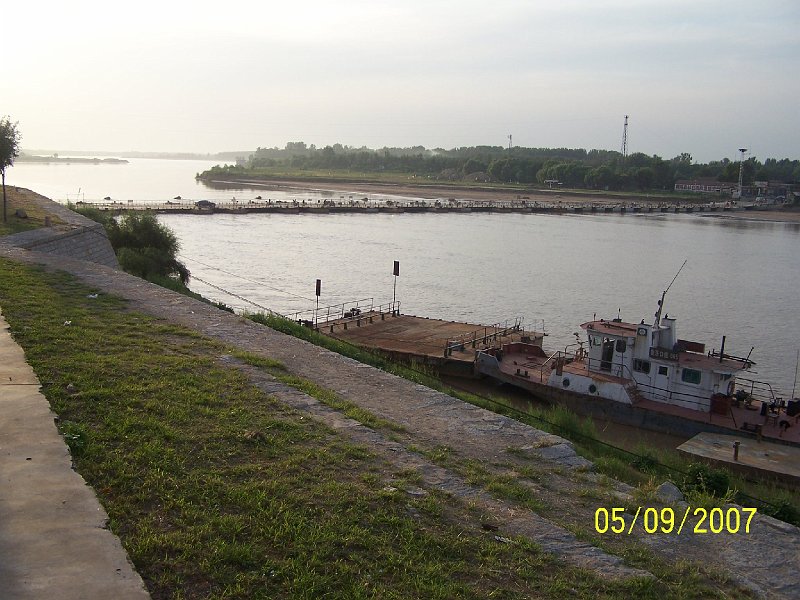 100_3511.JPG - lt rieka (Chuang Che) v Tinane s pontnovm mostom (kvli pravidelne vysokm prietokom). Vidte? Je lt! ***** The Yellow river (Huang He) in Jinan with a bridge of boats (because of regularly high flow). Can you see? It is yellow!