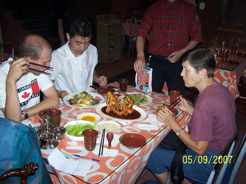 100_3531.JPG - Rozlkov veera s Gene Tinom, nam hostiteom v Tinane. ***** Good-bye dinner with Gene Jin, our host in Jinan.