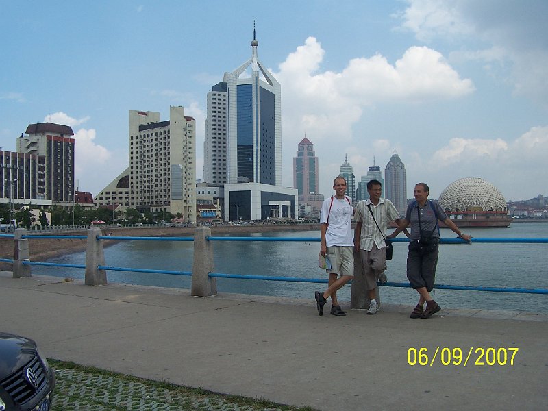 100_3560.JPG - chingtao - mesto mrakodrapov pri ltom mori. Nov tvr v strede je n nhodn niekokohodinov miestny sprievodca. ***** Qingdao - city of skyscrapers at the Yellow sea. The new face in the middle is our incidental few-hours local guide.