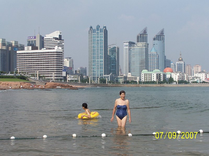 100_3660.JPG - Pri takchto mrakodrapoch sa kpa - zvltny pocit. ***** To bath next to such skyscrapers - an interesting feeling.