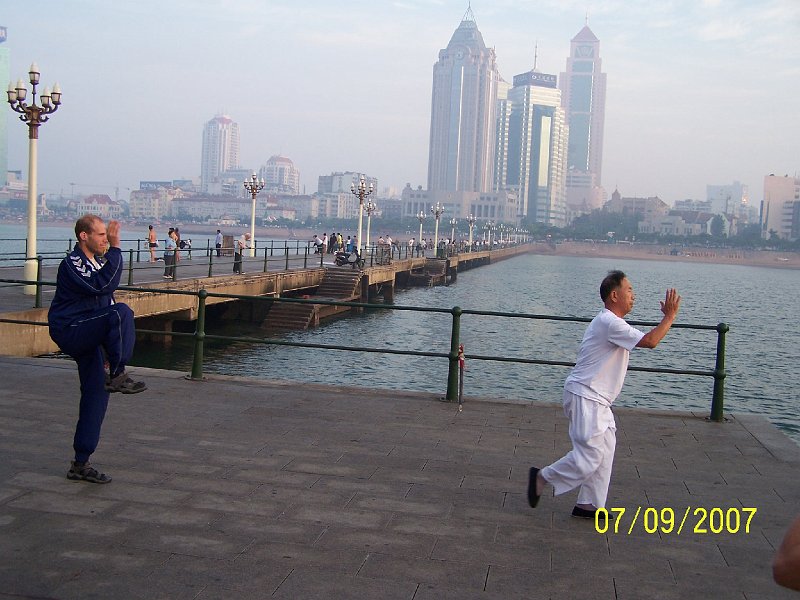 100_3718.JPG - """eby som to nedokzal?"" Rozcvika na mle pri vchode slnka. ***** ""Do you think I could not make it?"" Morning exercise on the wharf by sunrise."