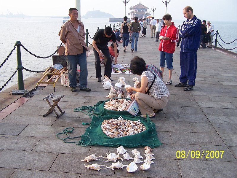 100_3724.JPG - "Rann predaj plodov mora na mle. ""Rchlo kpte, km je z oho vybera!"" ***** Morning sale of sea fruits on the wharf. ""Purchase fast, while you have a choice!"""