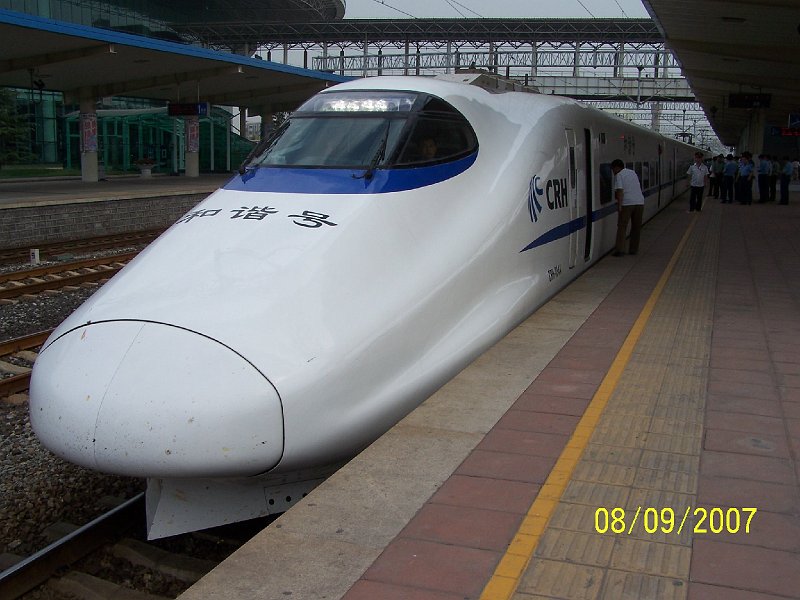 100_3738.JPG - Pred poslednou jazdou nskym rchlovlakom (niekedy iel aj 260 km*****h) - z chingtao do Pekingu. ***** Before the last journey in the Chinese express trains (they go sometimes even 260 km*****h) - from Qingdao to Beijing