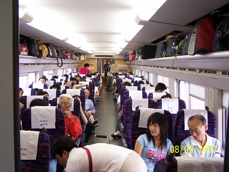 100_3739.JPG - V rchlovlaku je to ako v lietadle. Viete o tom, e sedadl sa daj otoi do opanho smeru? ***** In the express train, it is like in an airplane. Do you know that the seats can be reversed?