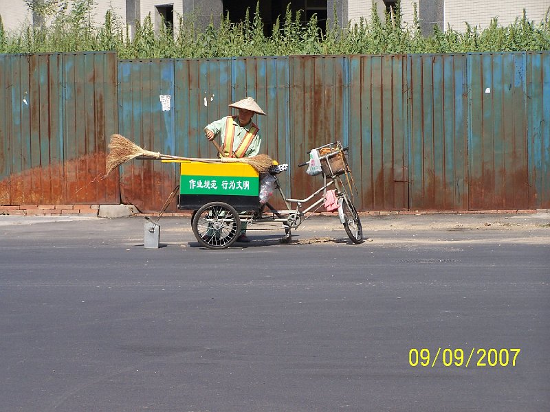 100_3761.JPG - Upratovaka na pekinskej ulici. ***** Cleaner on a Beijing street.