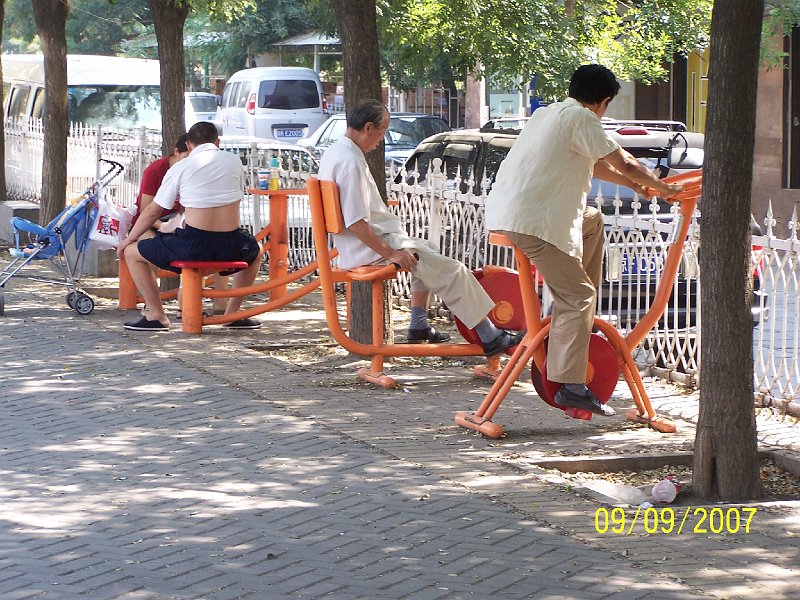 100_3786.JPG - Posilova na ulici v Pekingu. ***** Fitness on a street in Beijing.