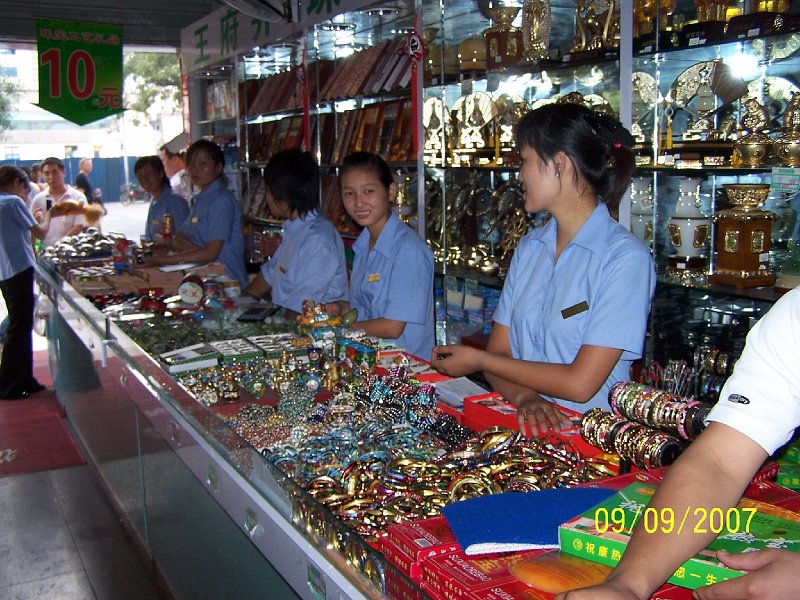 100_3866.JPG - Kpte si suvenr! - Nie, akujem, ja sa len pozerm. To u ns nemme: 5 predavaiek veda seba. ***** Get a souvenir! - No, thank you, I just watch. We don't have this: 5 shop girls next to each other.