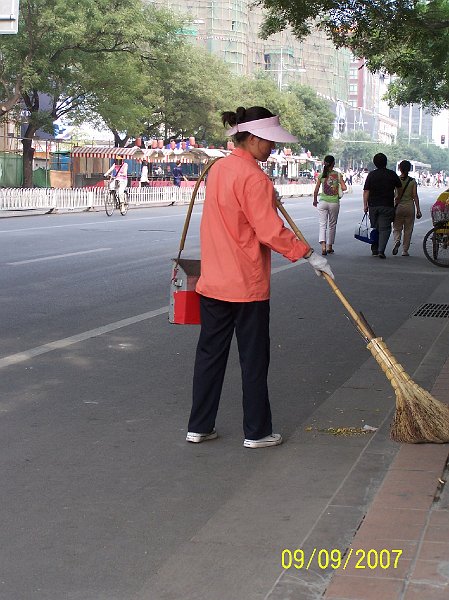100_3867.JPG - Aj zametanie mus ma tl: biele tenisky, biela iltovka, ba aj biele rukaviky. ***** Even the cleaning must by stylish: white shoes, white cap and white gloves.