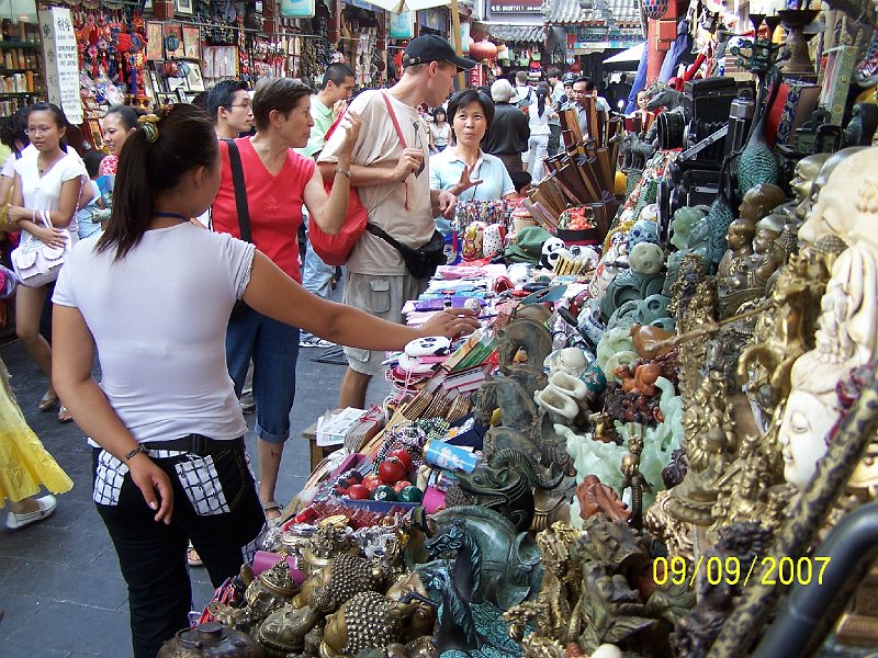 100_3871.JPG - A ku koncu nkupov sme objavili prav nsky trh v Pekingu, kde sa d aj zjednva. Konene! U mi to chbalo... ***** Only at the end of shopping, we've discovered the real Chinese market in Beijing, where you can bargain. At last! I missed it