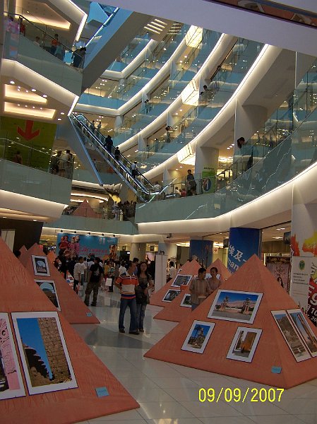 100_3887.JPG - Ak trh nie je pre vs, mono luxusn obchok bude vhodnej? ***** If the market is not for you, may be a luxury shopping mall is better?